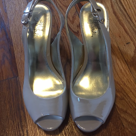 Life Stride Shoes - Nude sling back heels sz 8.5 Life Stride Shoes - Nude sling back heels sz 8.5
